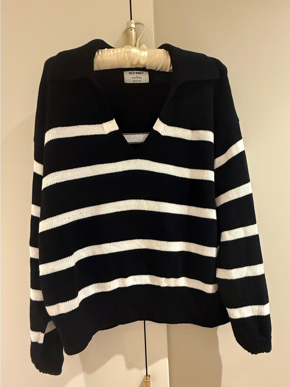Old Navy Black and White Striped V-Neck Pullover Sweater
